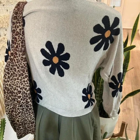 Cream and black retro daisy floral sweater with a vintage vibe small - Picture 4 of 7
